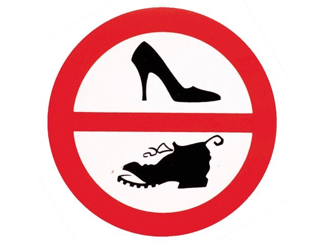 Schoenen verboden, sticker of bord